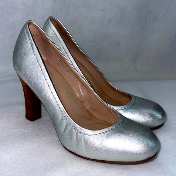 EUC You by Crocs Leather Sammilee Women’s Shoes Pumps Silver size 9 - Picture 1 of 8